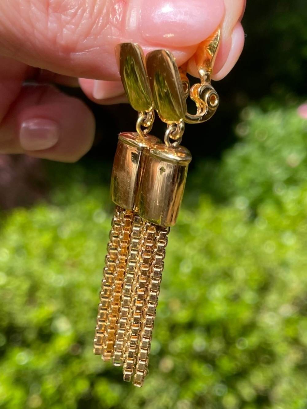 Vintage Monet Signed Clip Earrings with Box Chain and Fringe Tassel in Gold-tone - Picture 4 of 6